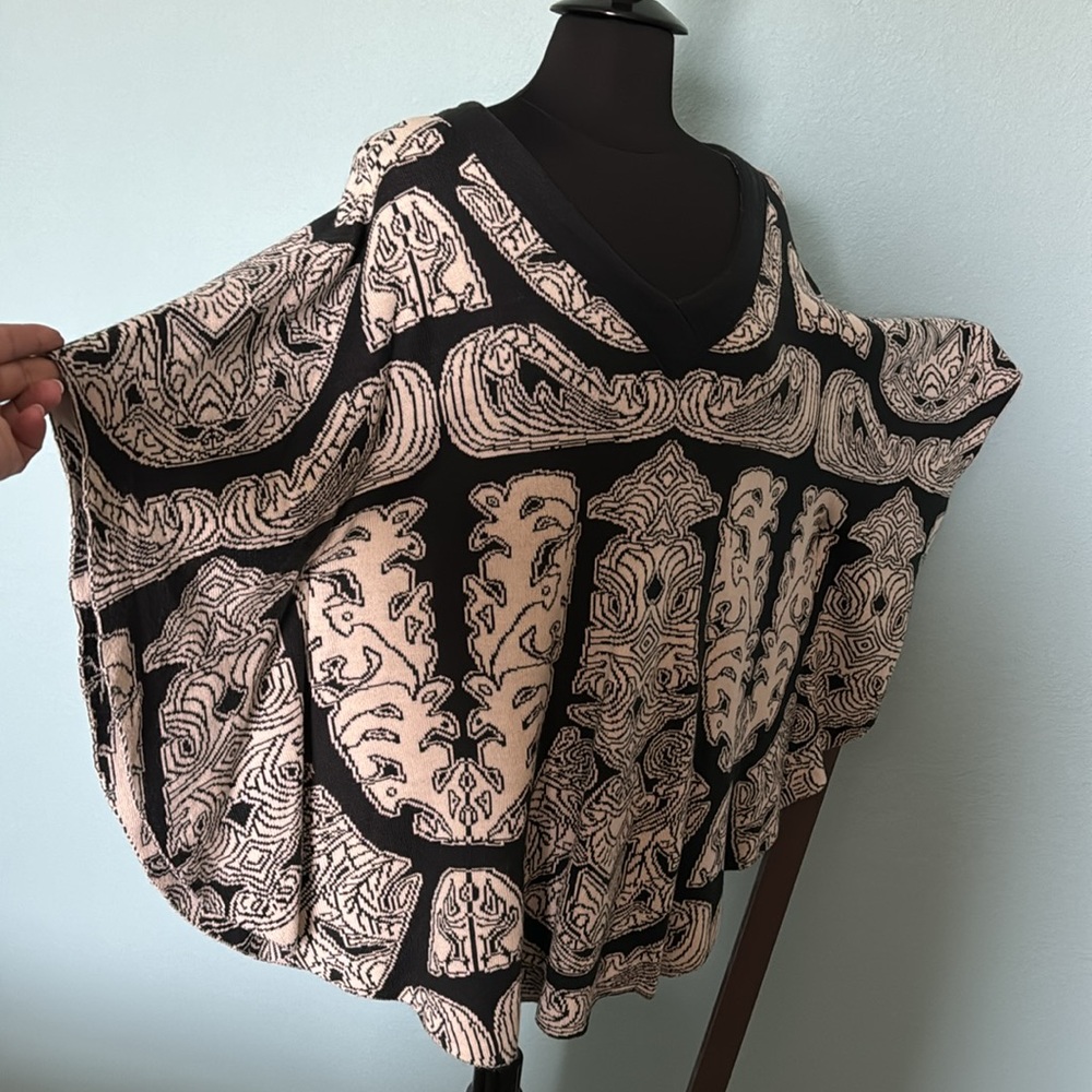 Pretty poncho - Picture 3 of 5